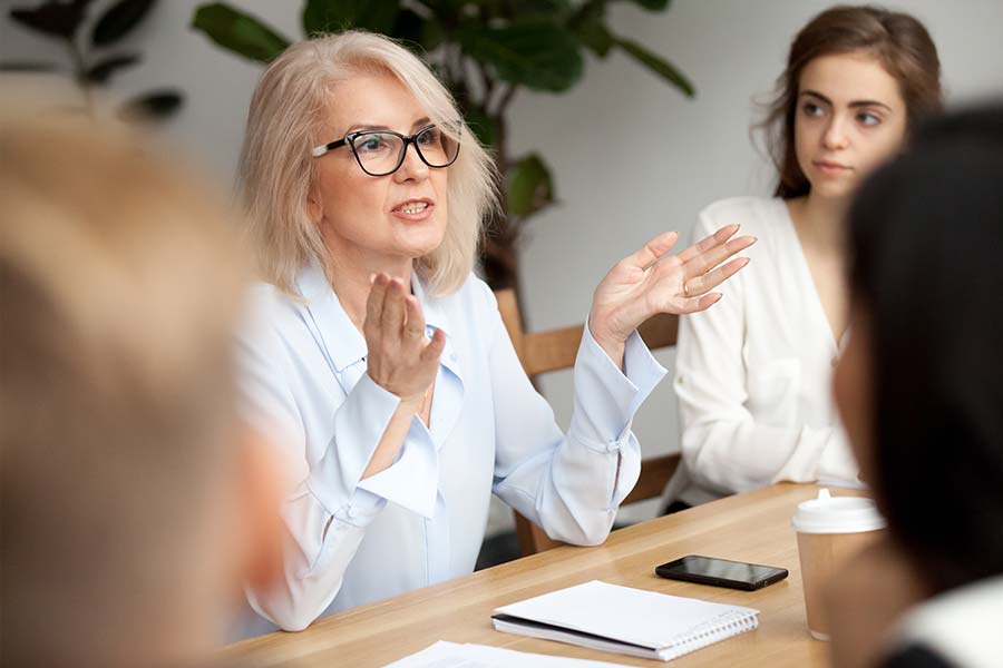 woman-glasses-meeting